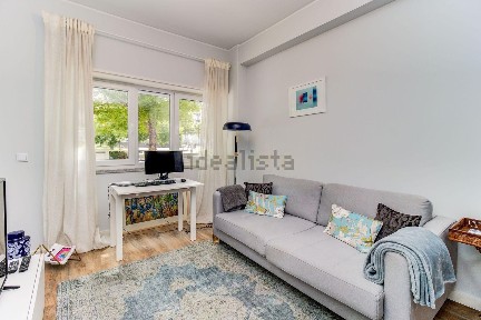 Arrendamento de apartamento T2 na Estrada da Luz, 195