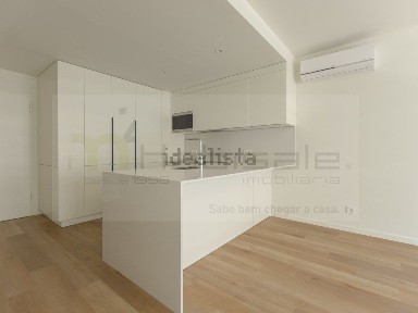 Arrendamento de apartamento T3 na Rua Amadeu de Sousa Cardoso, 3