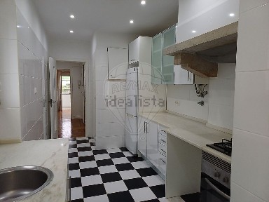 Arrendamento de apartamento T2 no Largo Conde Bonfim
