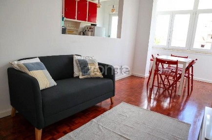 Arrendamento de apartamento T2 na Rua José Bento Costa, 11