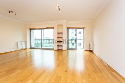 Arrendamento de apartamento T3 na Rua António Quadros