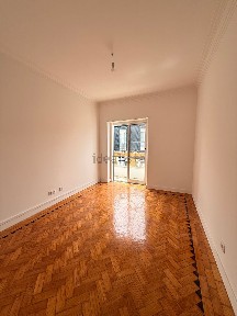 Arrendamento de apartamento T1 na Rua Professor Sousa da Câmara