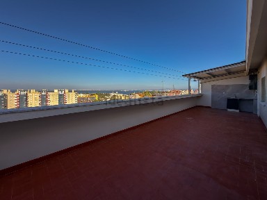 Arrendamento de apartamento T2 na Rua Coronel Luna de Oliveira