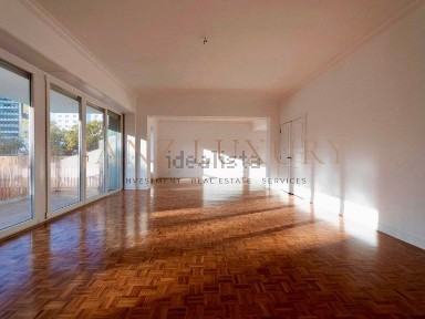 Arrendamento de apartamento T4 na Rua das Amoreiras