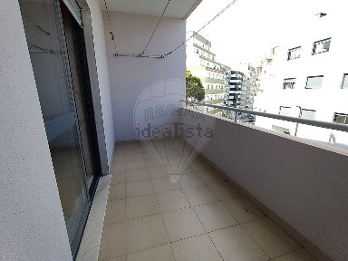Arrendamento de apartamento T3 na Rua Luís de Camões, 11