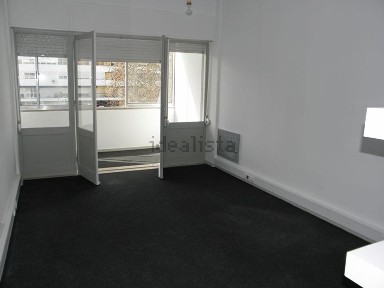 Arrendamento de apartamento T4 na Praça Rainha Santa, 10