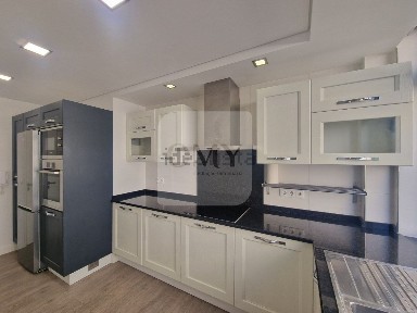 Apartamento T3 à venda na Rua Dom António Valente da Fonseca