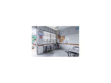 Espaço comercial à venda no Largo Cruz da Era
