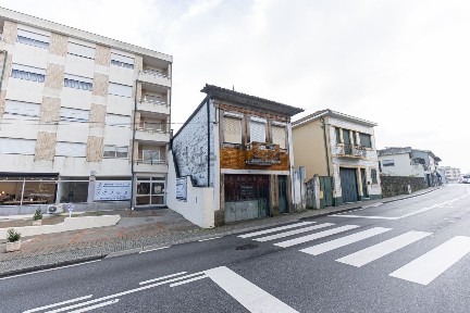 Moradia geminada à venda na Rua Dom Afonso Henriques s/n