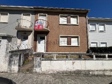 Moradia geminada à venda na Rua de Bitarães