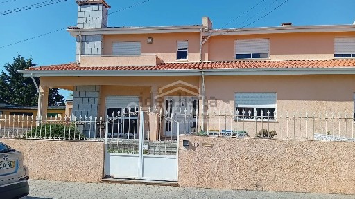 Moradia independente à venda na Rua António Gomes Morais