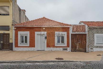 Moradia independente à venda na Rua Escola de Lavadores