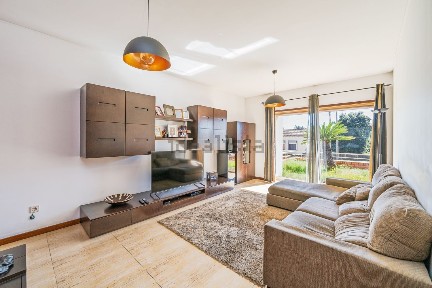 Moradia geminada à venda em Grijó