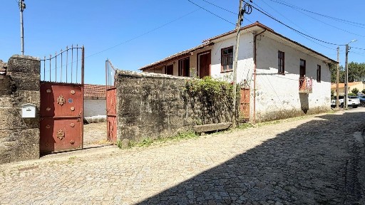 Moradia independente à venda na Rua de Bairros, 51