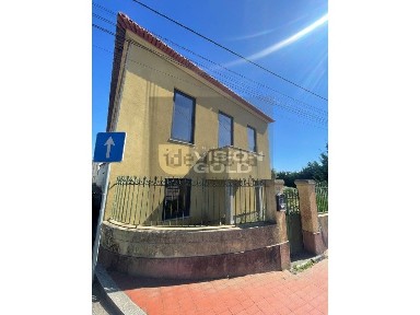 Moradia independente à venda na Rua Professor Doutor Egas Moniz, 36