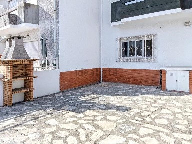 Moradia geminada à venda na Rua da República