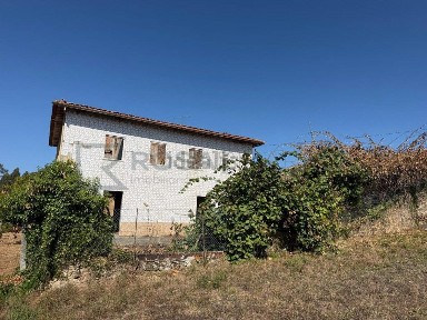 Moradia independente à venda em R. da Lapa s/n