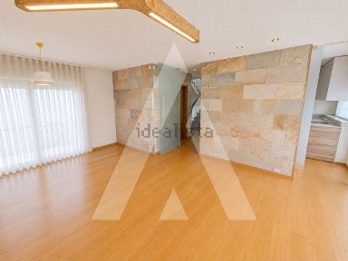 Moradia geminada à venda em Aradas
