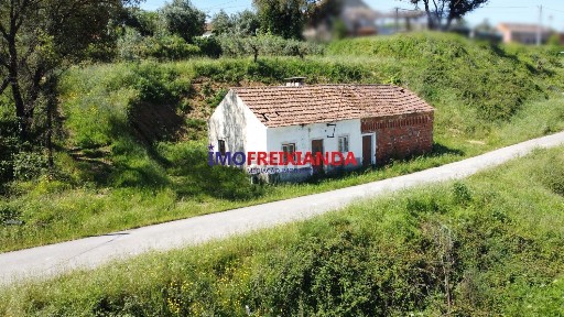 Moradia independente à venda em Freixianda - Ribeira do Fárrio - Formigais