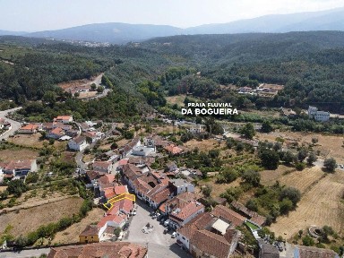 Moradia independente à venda no Largo Doutor Pires de Carvalho, 7