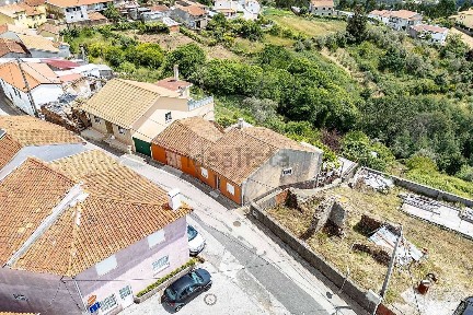 Moradia independente à venda na Rua Cimo da Vila
