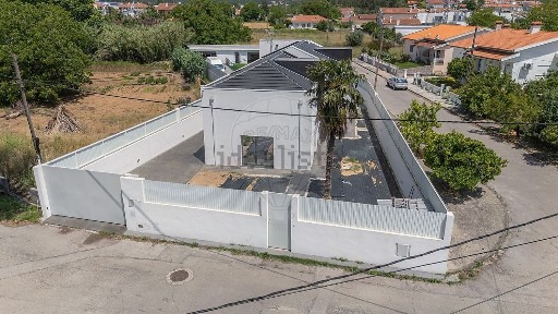 Moradia independente à venda na Rua Fontinha