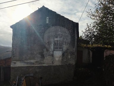 Moradia independente à venda na Rua Eiras