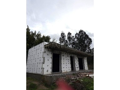 Moradia independente à venda em Covas e Vila Nova de Oliveirinha