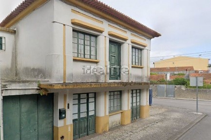 Moradia independente à venda na Rua das Escolas, 2