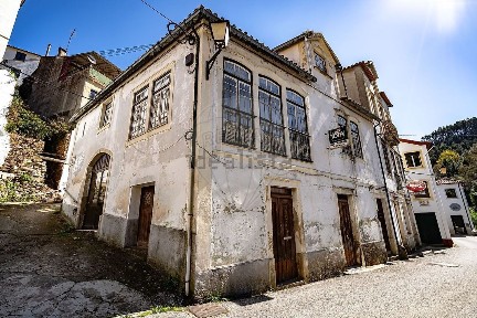 Moradia independente à venda na Rua Valoiro
