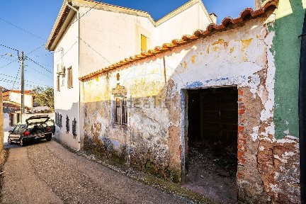 Moradia independente à venda na Avenida Universidade de Coimbra