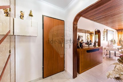 Apartamento T4 à venda na Rua Ferreira de Castro