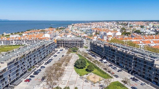 Apartamento T3 à venda na Praça Bartolomeu Dias