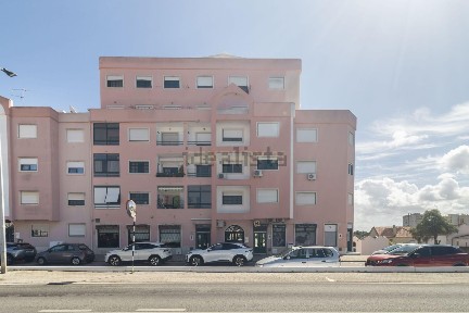 Apartamento T2 à venda na Avenida Carlos de Oliveira, 58