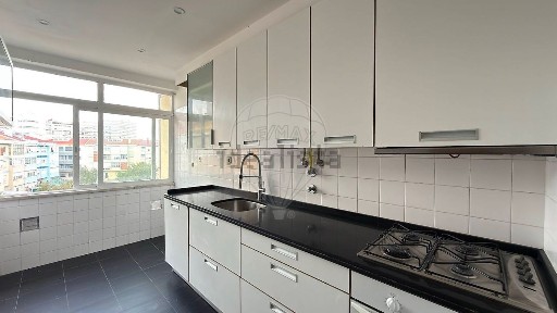 Apartamento T3 à venda na Rua Silva Porto