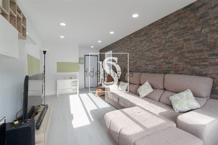 Apartamento T3 à venda na Praça Professor Hernâni Cidade, 2