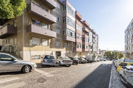 Apartamento T3 à venda na Rua Augusto Gil