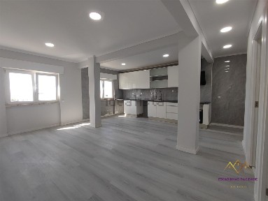Apartamento T2 à venda na Rua Gil Eanes