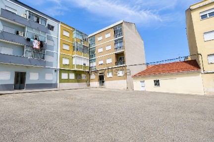 Apartamento T2 à venda na Praça Dom Paio Peres Correia, 17