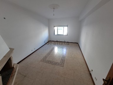 Apartamento T2 à venda na Rua Jacob Azambuja, 39
