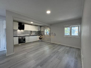 Apartamento T2 à venda na Rua João Jacinto de Magalhães s/n