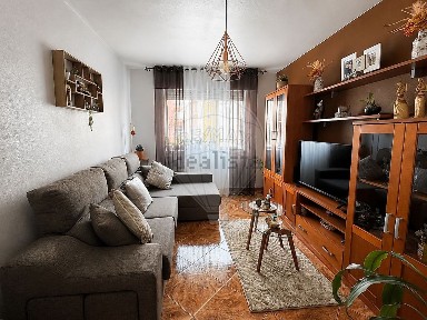 Apartamento T2 à venda na Praça Professor Hernâni Cidade