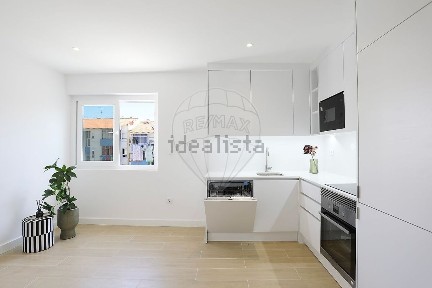 Apartamento T3 à venda na Rua Sebastião Lopes