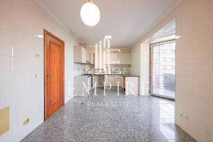 Apartamento T2 à venda na Avenida dos Congressos da Oposição Democrática, 5