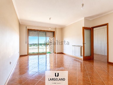 Apartamento T2 à venda na Rua António Martins Soares Leite s/n