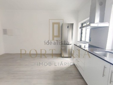 Apartamento T0 à venda na Praça 14 de Julho