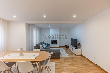 Apartamento T3 à venda na Rua Adelino Amaro da Costa, 16