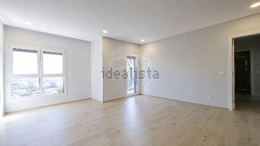 Apartamento T3 à venda na Rua José M.ª de Moura Barata Feio Terenas