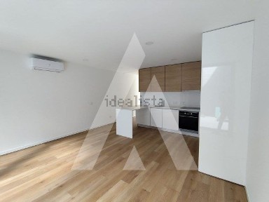 Apartamento T1 à venda na Rua Doutor Luis Regala