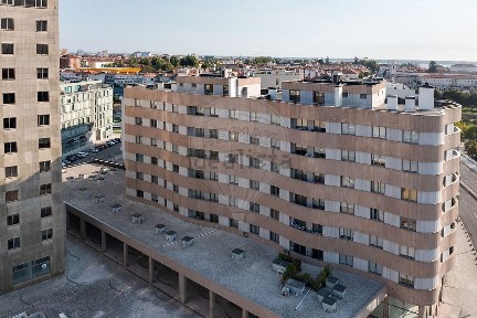 Apartamento T4 à venda na Rua Comandante Rocha e Cunha